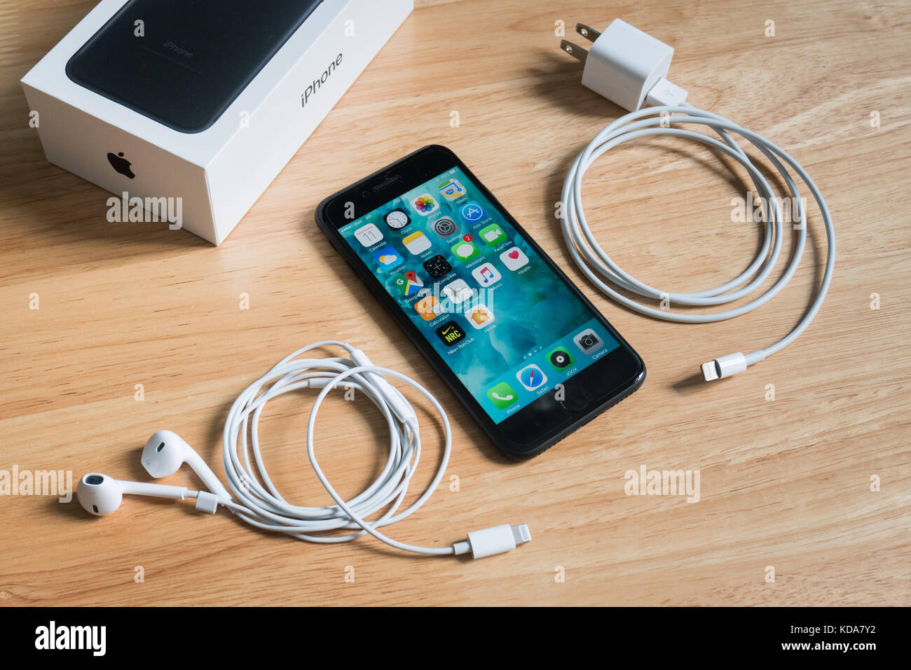 Bangkok, Thailand - 11. Oktober 2017 : Apple iPhone 7 mit Ohrkissen, Netzteil und dem Paket. Stockfoto