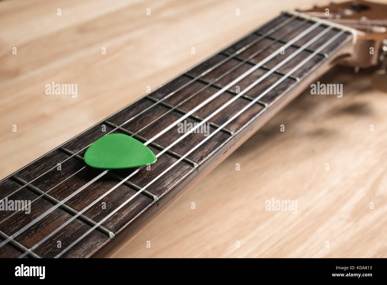Gitarren-Pick-on-the-Frets Stockfoto