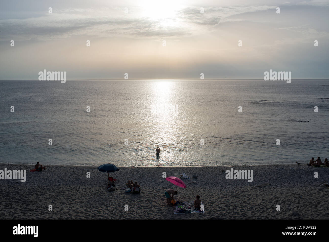 Blick von oben auf die sardischen Strand mit Touristen bei Sonnenuntergang. Italien Stockfoto