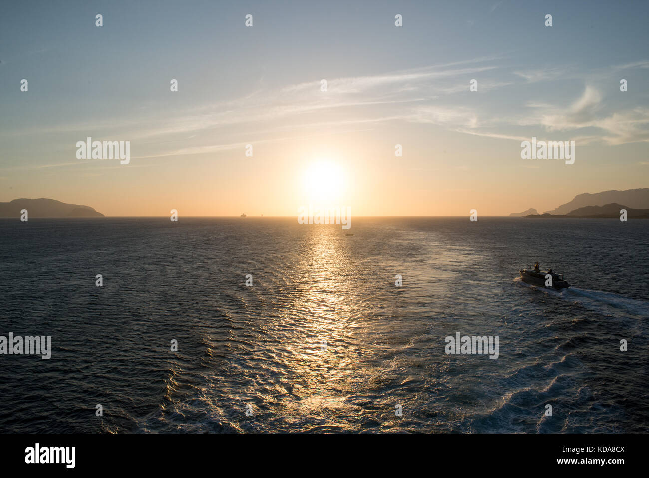 Segeln im Mittelmeer in Richtung Sonnenuntergang am Horizont Stockfoto