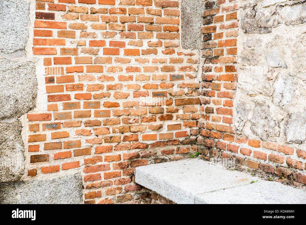 Schmutzige Ecke mit rustikalen Mauer aus Stein und Granit Sitz Stockfoto