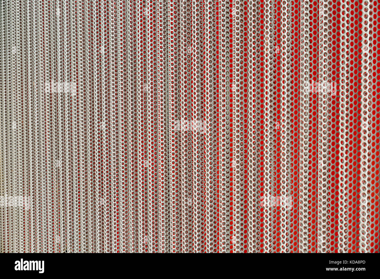 Perforierte Metalloberfläche rot und grau Stockfoto