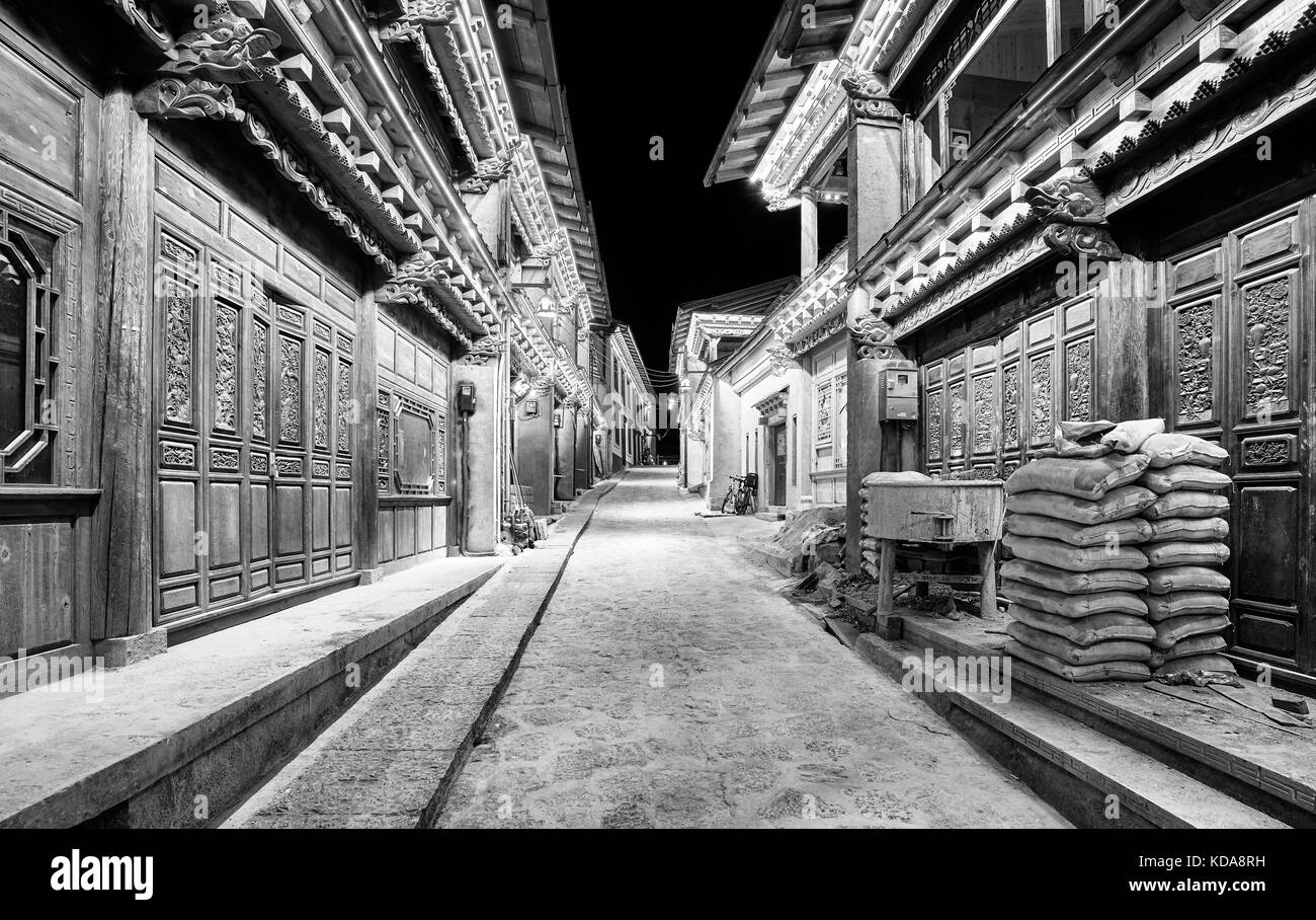 Beleuchtete leere Straße von Shangri la Altstadt (dukezong) Nachts, China. Stockfoto