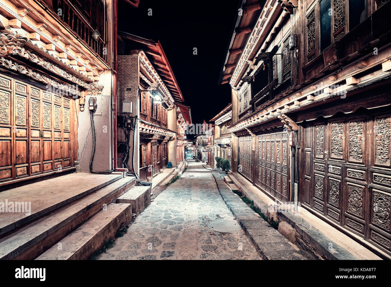 Vintage getonten Bild der beleuchteten leere Straße von Shangri la Altstadt (dukezong) Nachts, China. Stockfoto