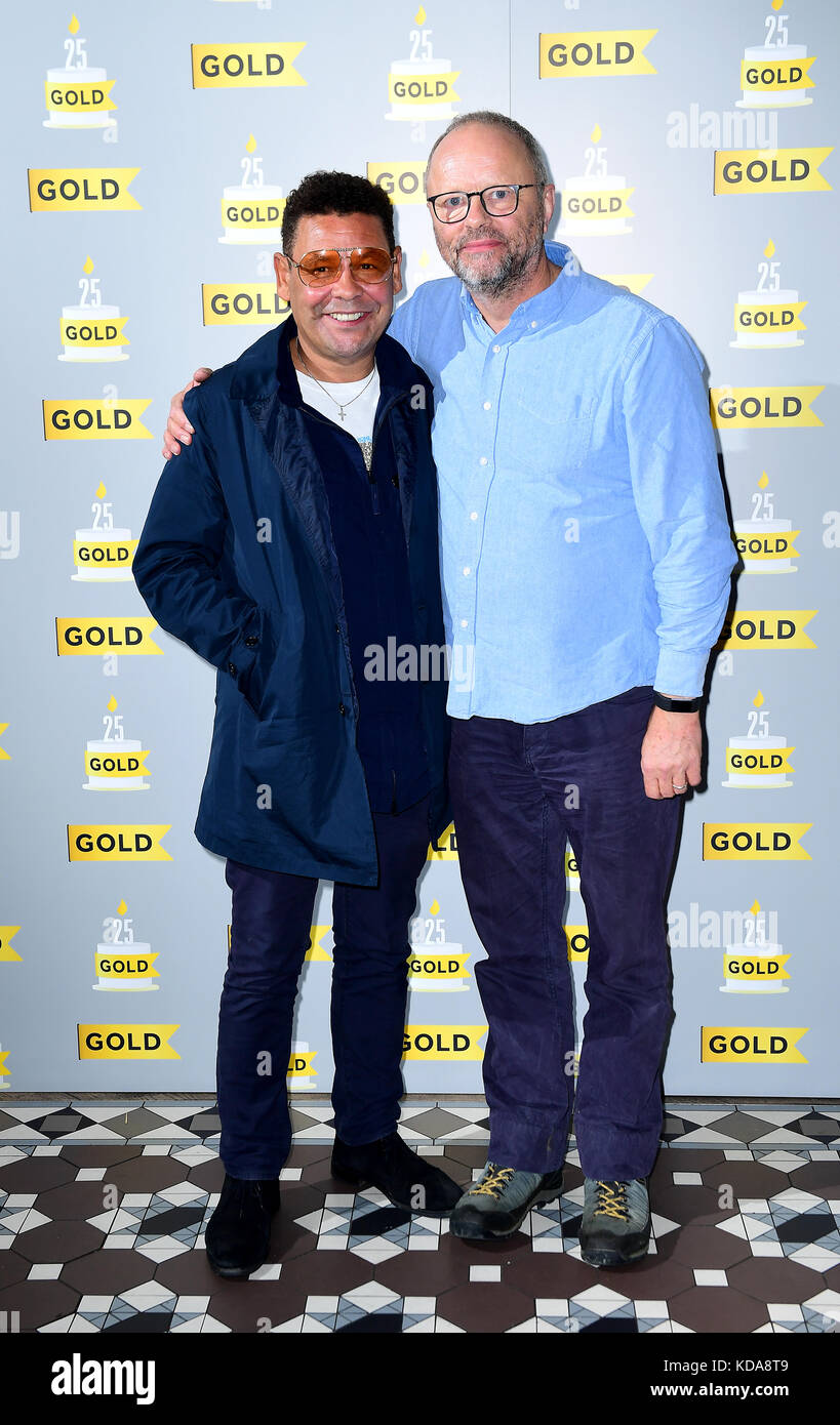 Craig Charles und Robert Llewellyn nahmen an der 25. Geburtstagsparty von Gold und der Einführung von UKTV Original Murder im Blackpool Express in der 100 Wardour St, London, Teil. Stockfoto
