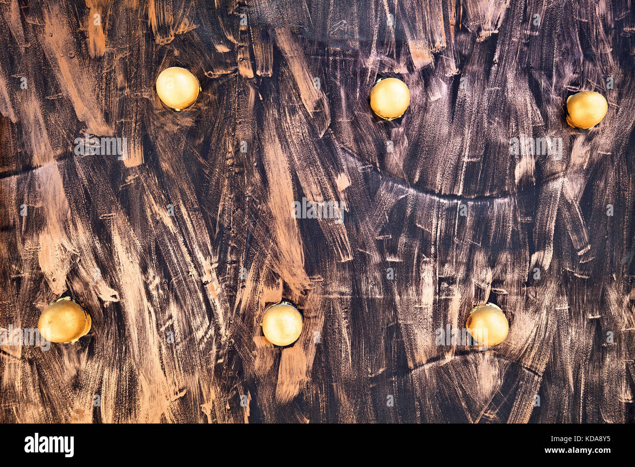 Alte bemalte Türen mit gelben Pins, abstrakten Hintergrund oder Tapeten. Stockfoto