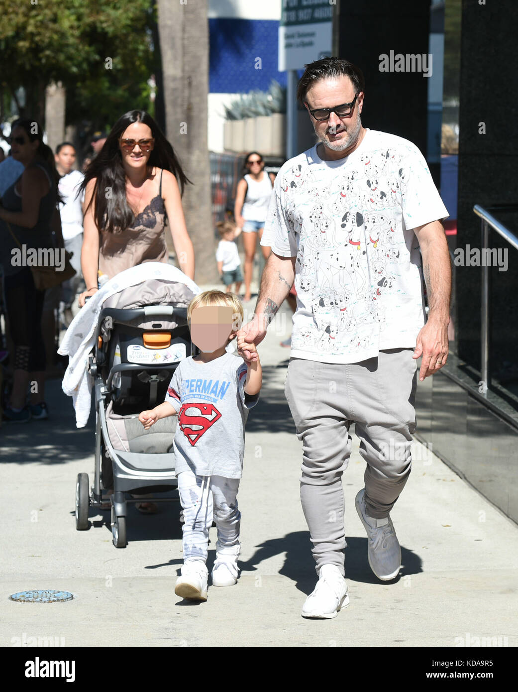 David Arquette bringt seine Familie auf den Studio City Farmers Market mit: David Arquette, Augustus Arquette, Charlie Arquette Where: Los Angeles, Kalifornien, USA Wann: 10 Sep 2017 Credit: WENN.com Stockfoto
