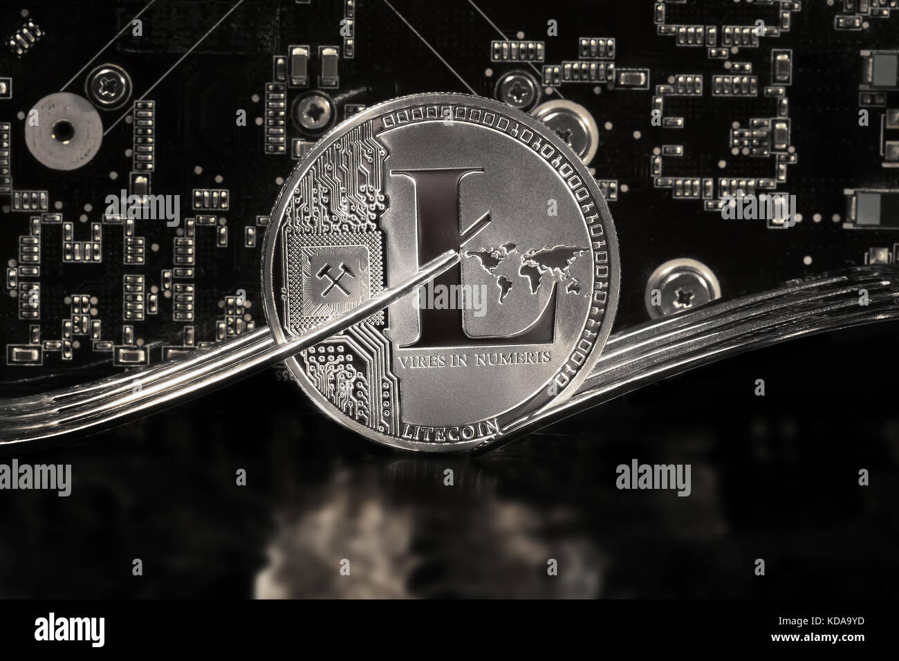 Ansicht des litecoin Münze (bitcoin harte Gabel) ist eine dezentralisierte Open-Source-crypto-Währung im Hintergrund einer Hauptplatine mit Mikroschaltungen Stockfoto