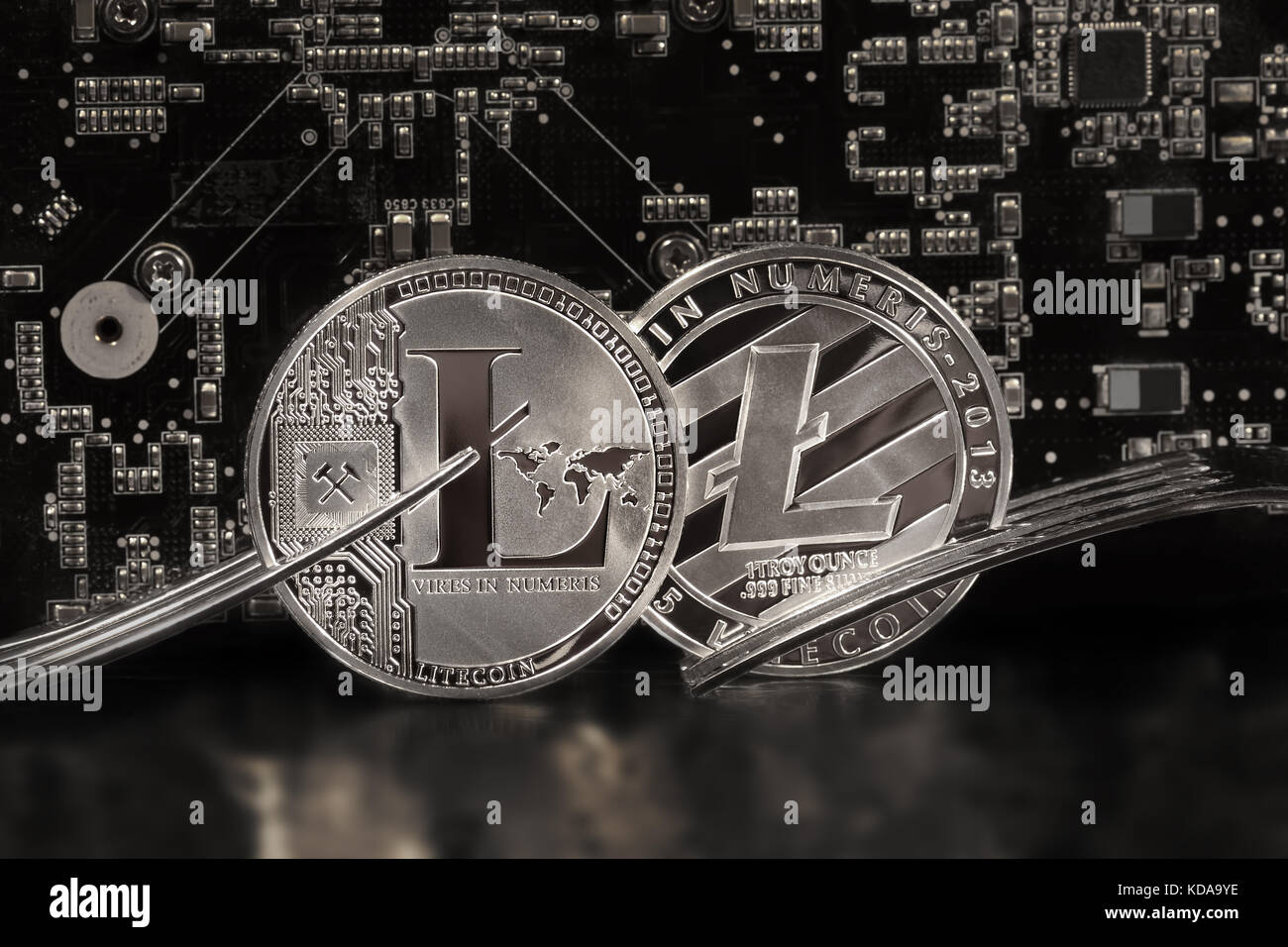 Ansicht des litecoin Münze (bitcoin harte Gabel) ist eine dezentralisierte Open-Source-crypto-Währung im Hintergrund einer Hauptplatine mit Mikroschaltungen Stockfoto