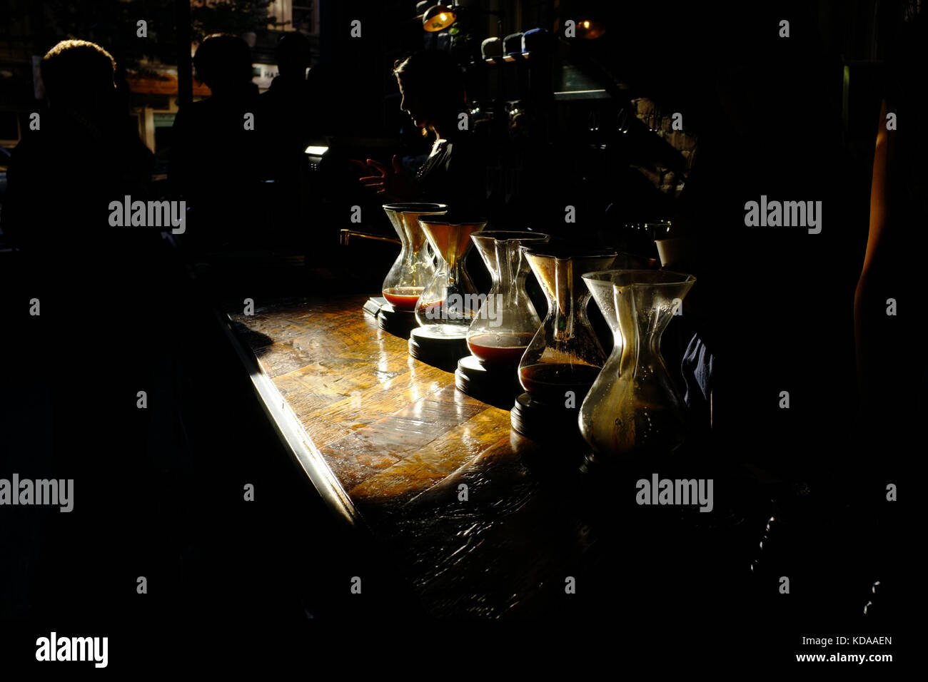 Kaffeemaschine Töpfe in Cafe Revolver in Vancouver. Stockfoto
