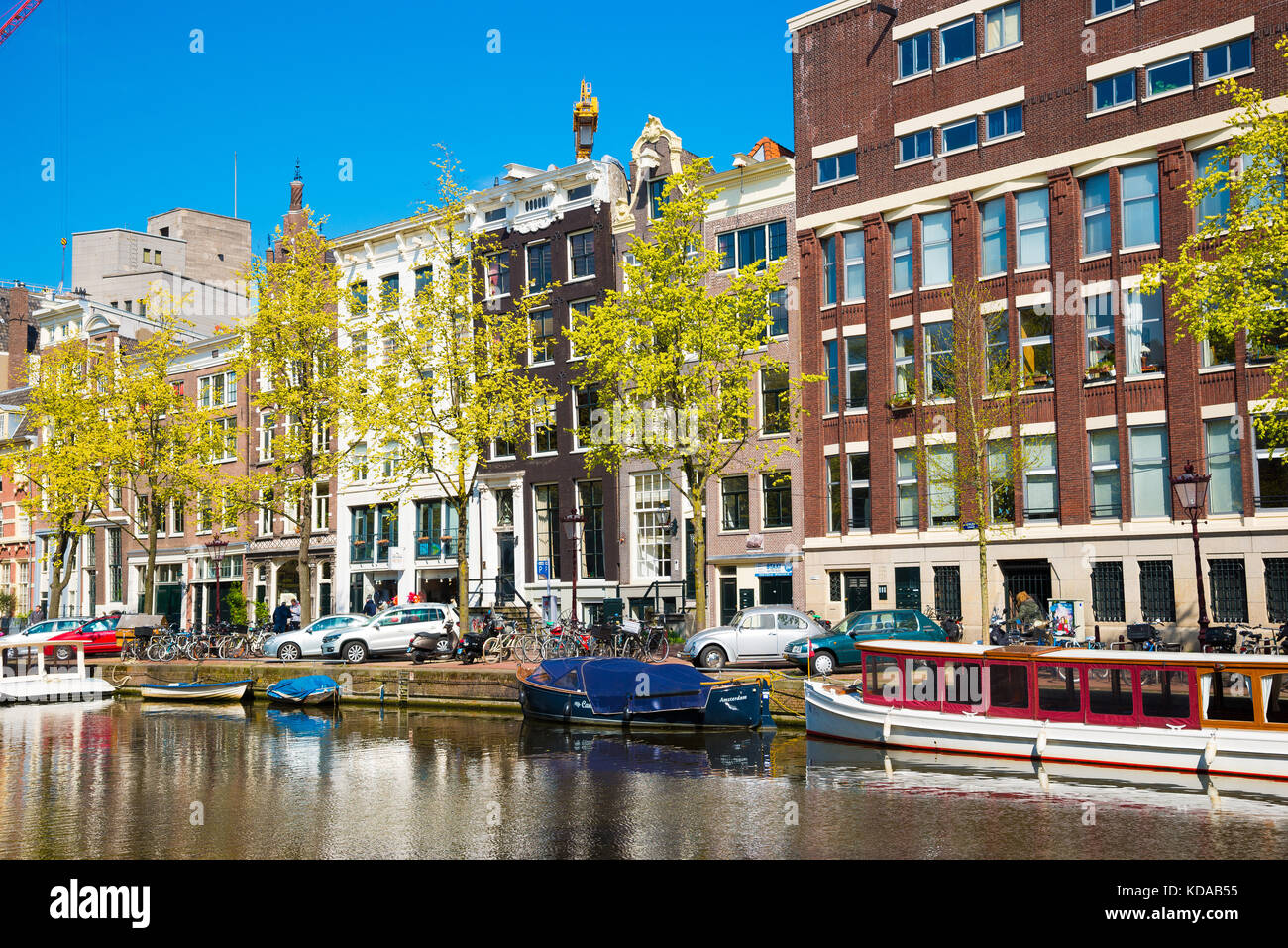Amsterdam, Niederlande - 19 April, 2017: schönen Grachten von Amsterdam mit typischen Häusern Stockfoto