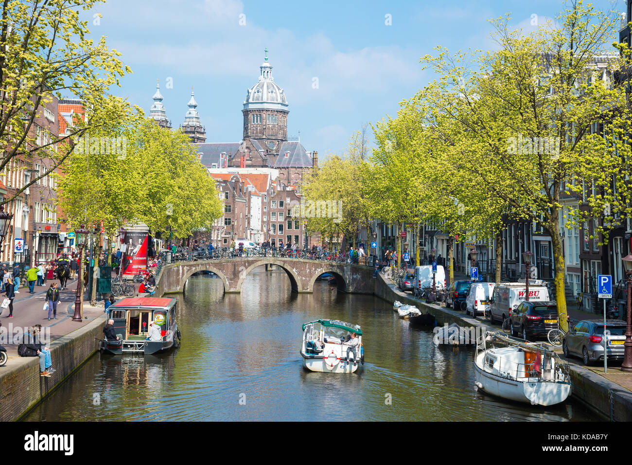Amsterdam, Niederlande - 20 April 2017: Der Ausflug Schiff auf dem Kanal in Amsterdam Stockfoto
