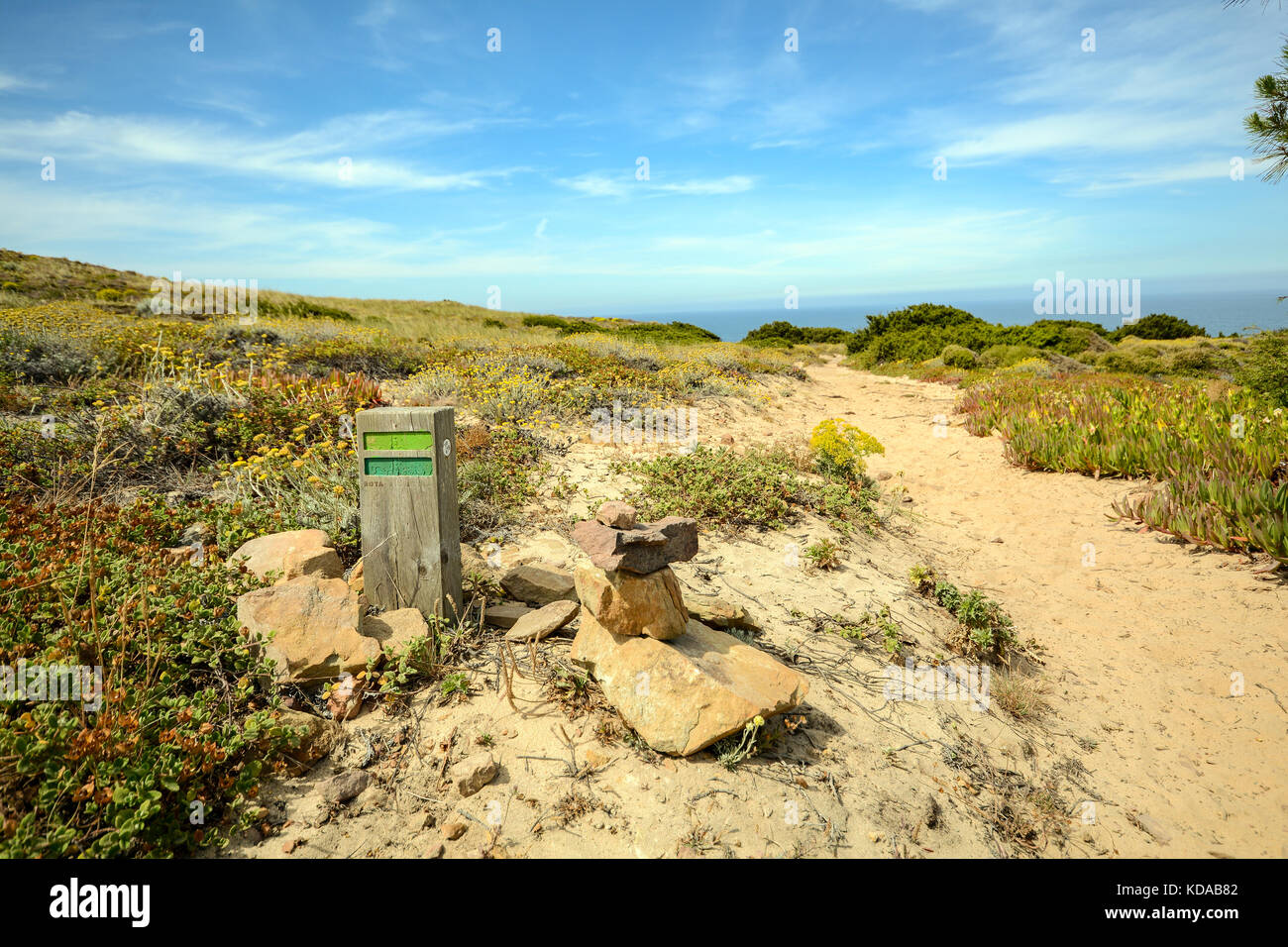 Wanderweg Rota Vicentina von Odeceixe bis Zambujeira do Mar durch die Landschaft des Alentejo, Portugal Stockfoto