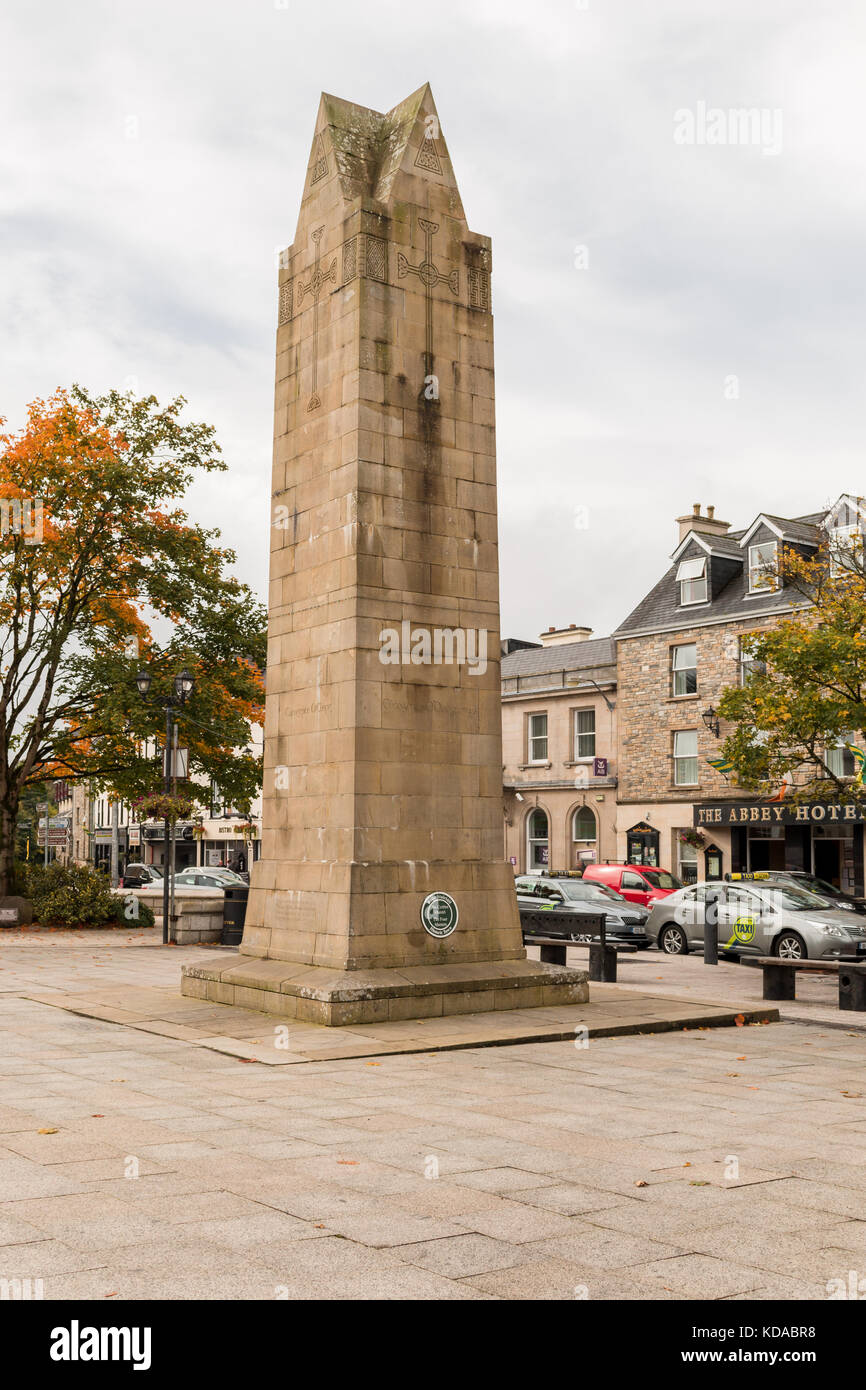 Der Obelisk ist den vier Meistern gewidmet und steht im Diamond, dem Hauptplatz von Donegal Town, Irland. Stockfoto