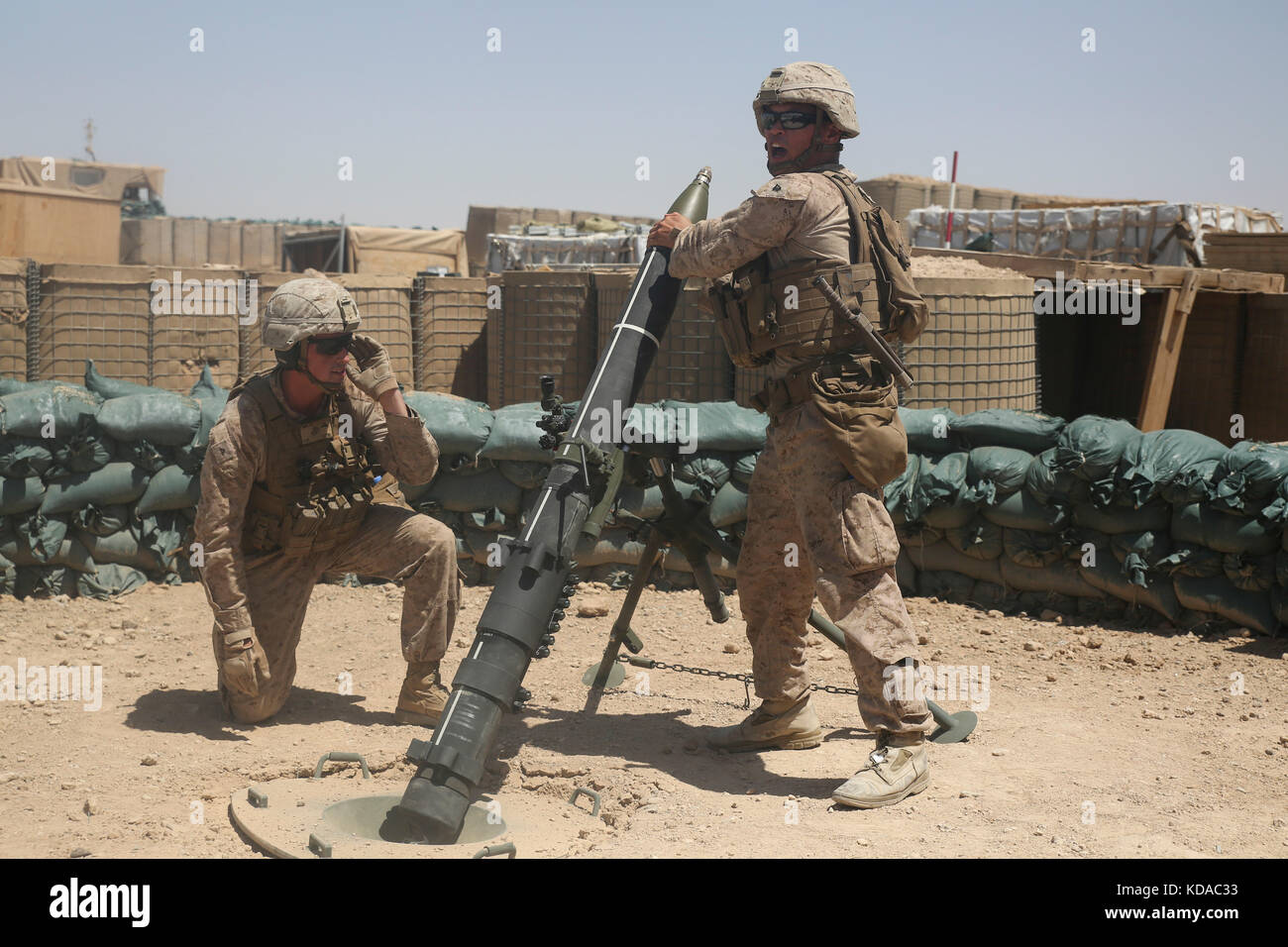 Us Marine Corps Soldaten einfügen Runden in einem 120 mm Mörser Waffe während einer Training Mission in Camp shorab Juni 23, 2017 in der Nähe von Lashkar Gah, Provinz Helmand, Afghanistan. Stockfoto