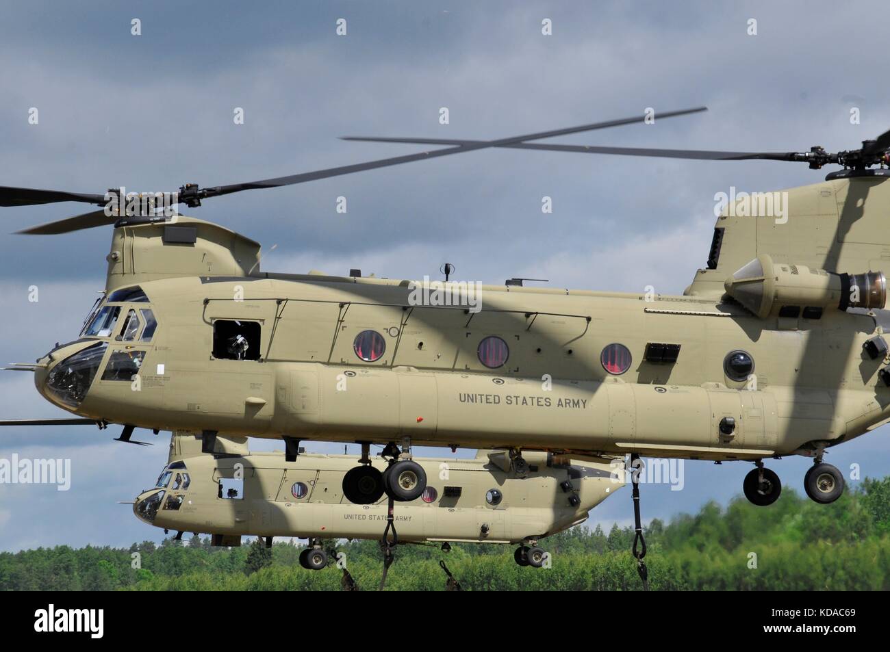 Us-amerikanische und polnische Soldaten mit US Army CH-47 Chinook Hubschrauber zu schleudern - Last m777 Howitzer Artillerie Waffen an der bemowo piskie Training Bereich während der Übung Sabre Streik Juni 7, 2017 in bemowo piskie, Polen. Stockfoto