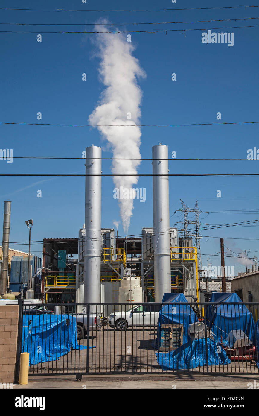 Pflanze, die Rauch aus Schornstein ausstößt in Vernon, Los Angeles, Kalifornien, USA Stockfoto