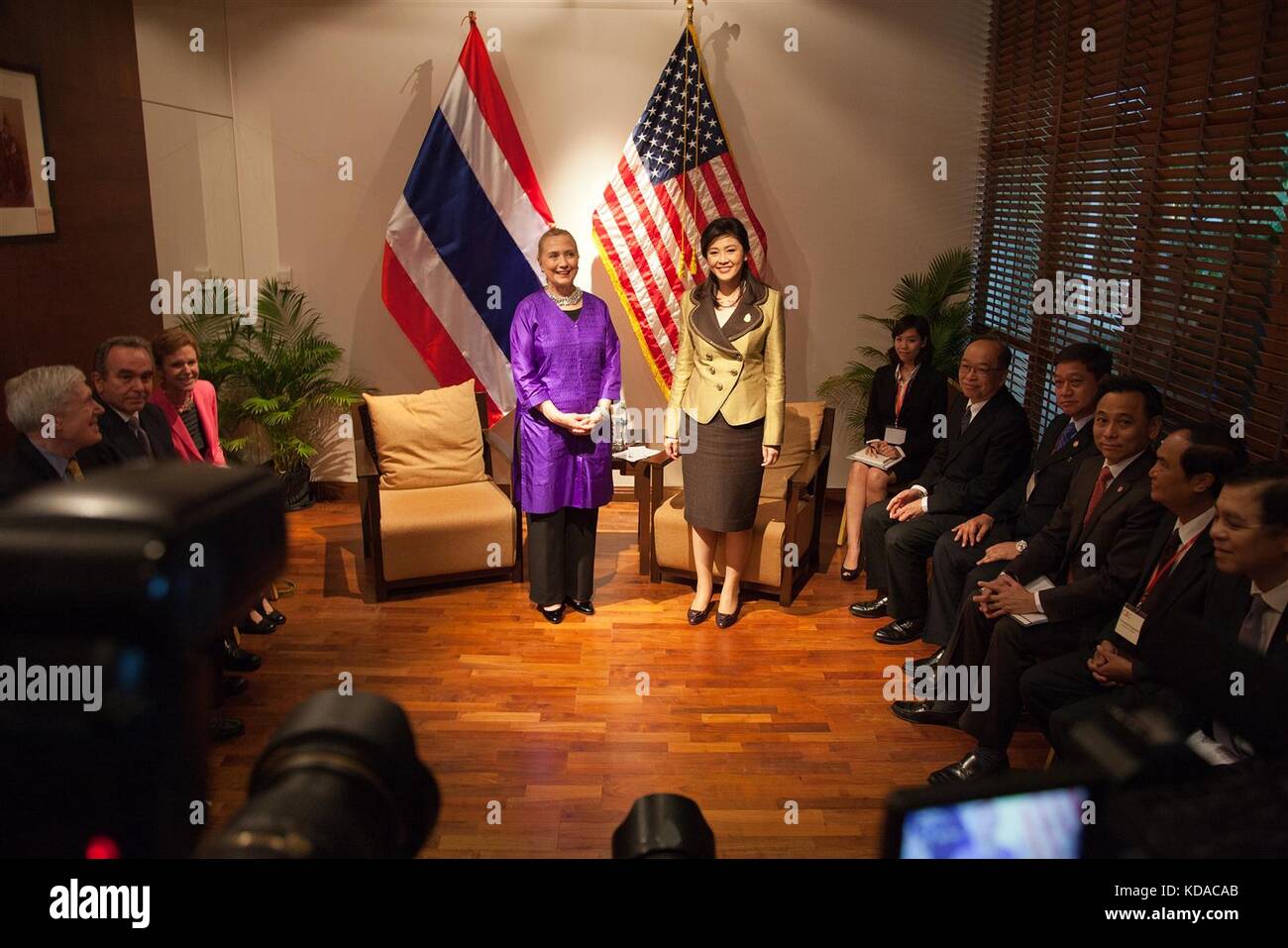 Us-Außenministerin Hillary Clinton trifft sich mit thailändischen Premierminister Yingluck Shinawatra Juli 13, 2012 in Phnom Penh, Kambodscha. Stockfoto