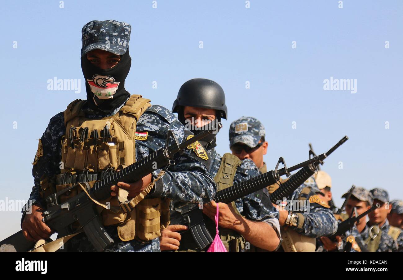 Irakische Bundespolizisten marschieren am 16. Mai 2017 in der Nähe von Mossul, Irak, zum Scharfschützen-Training mit US-Soldaten auf den Schießstand. Stockfoto