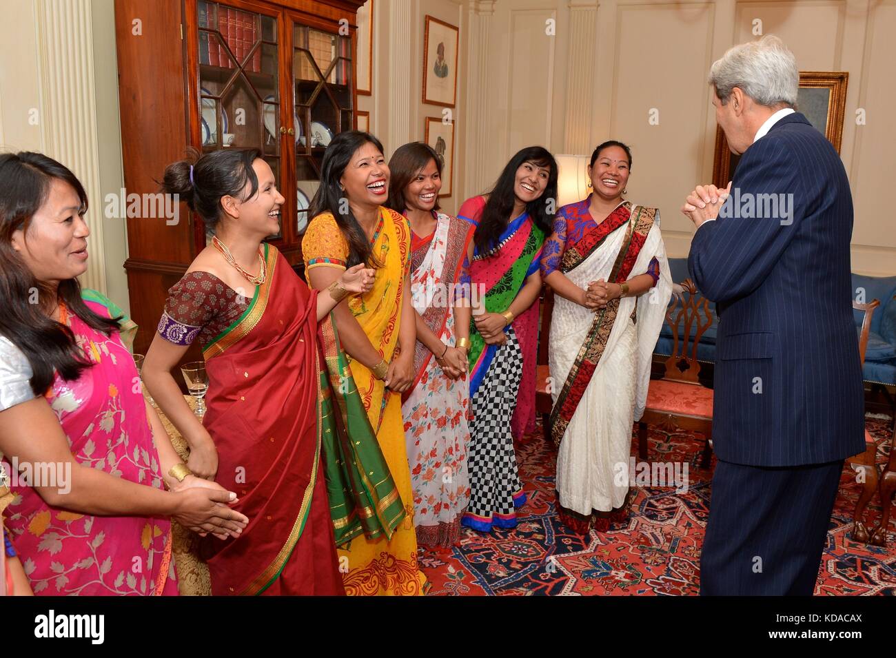 US-Außenministerin John Kerry unterhält sich mit den Seven Summits Women from Nepal am 17. Juli 2014 im US-Außenministerium in Washington, D.C. die sieben nepalesischen Bergsteigerinnen setzen sich für die Förderung von Empowerment, Bildung und Umweltbewusstsein der Frauen ein. Stockfoto