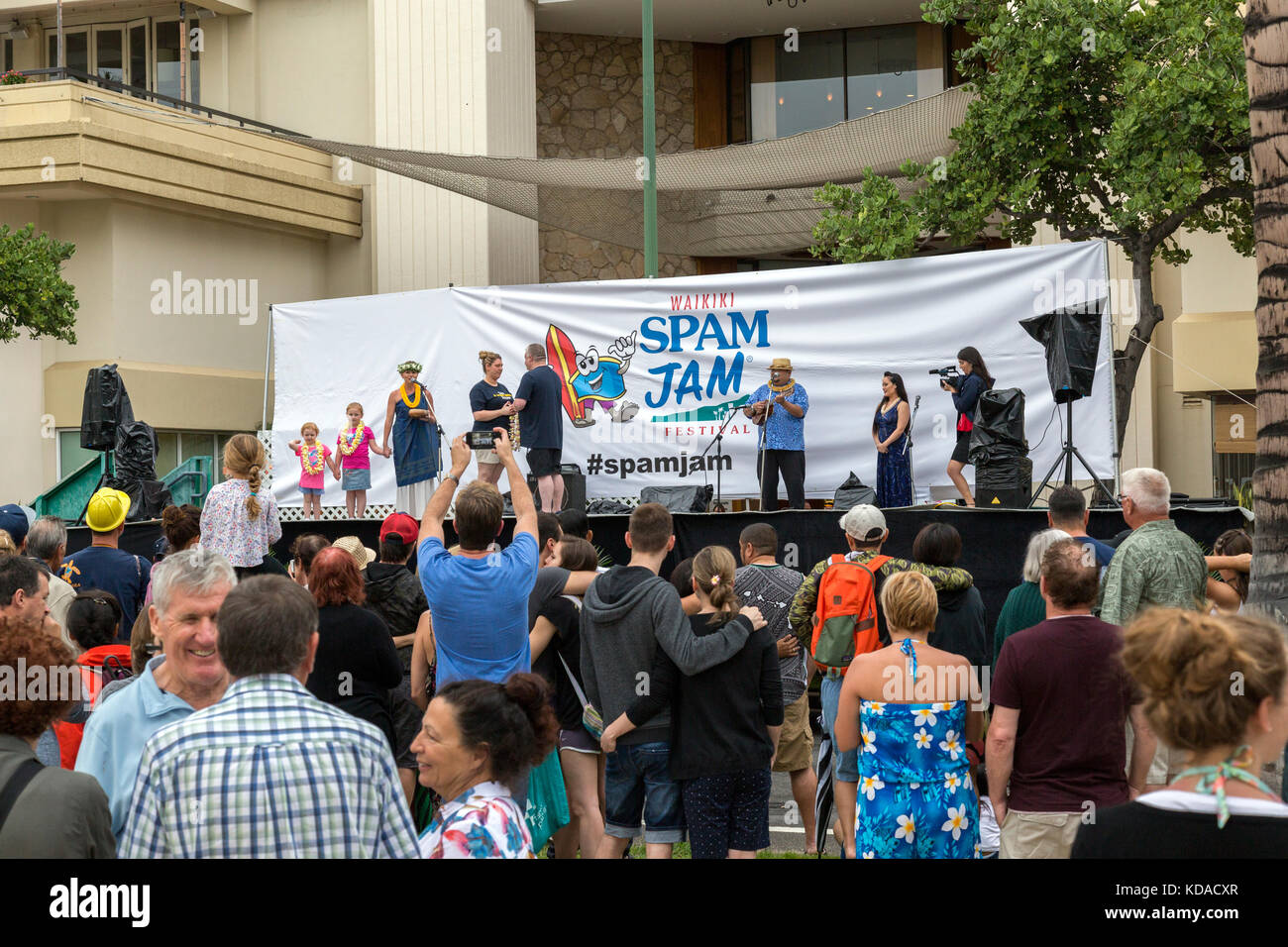 Mann und Frau erneuert Gelübde auf der Bühne des jährlichen Spam Jam Festival in Waikiki, Hawaii. Stockfoto