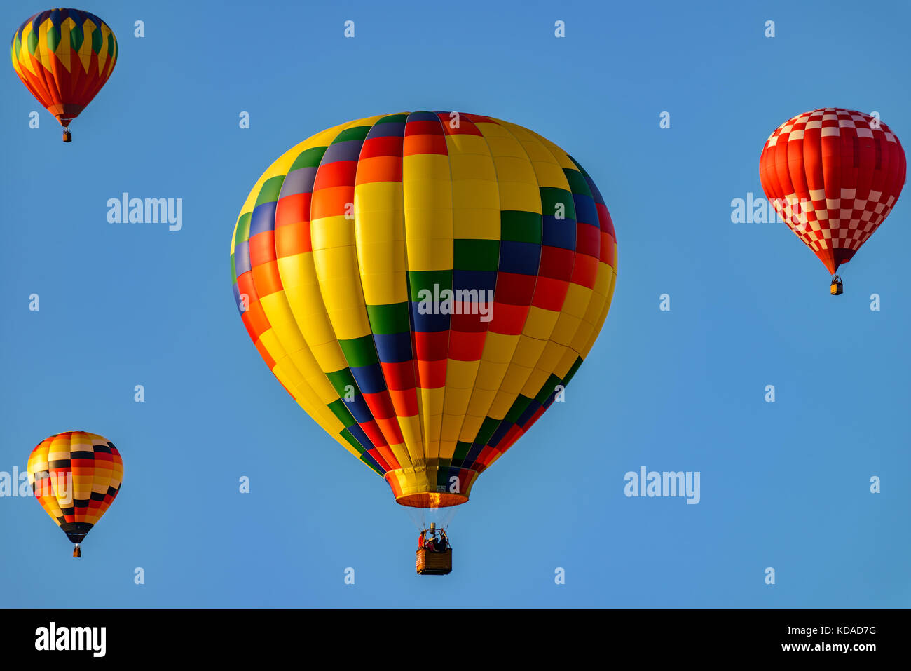 bunte Heißluftballons gegen blauen Himmel Stockfoto