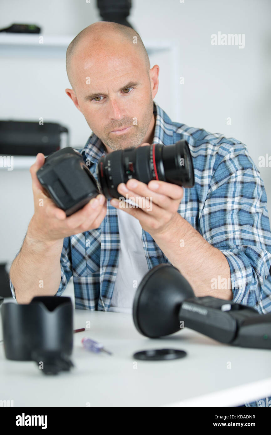 Mann Anschließen der Kamera Objektiv Stockfoto