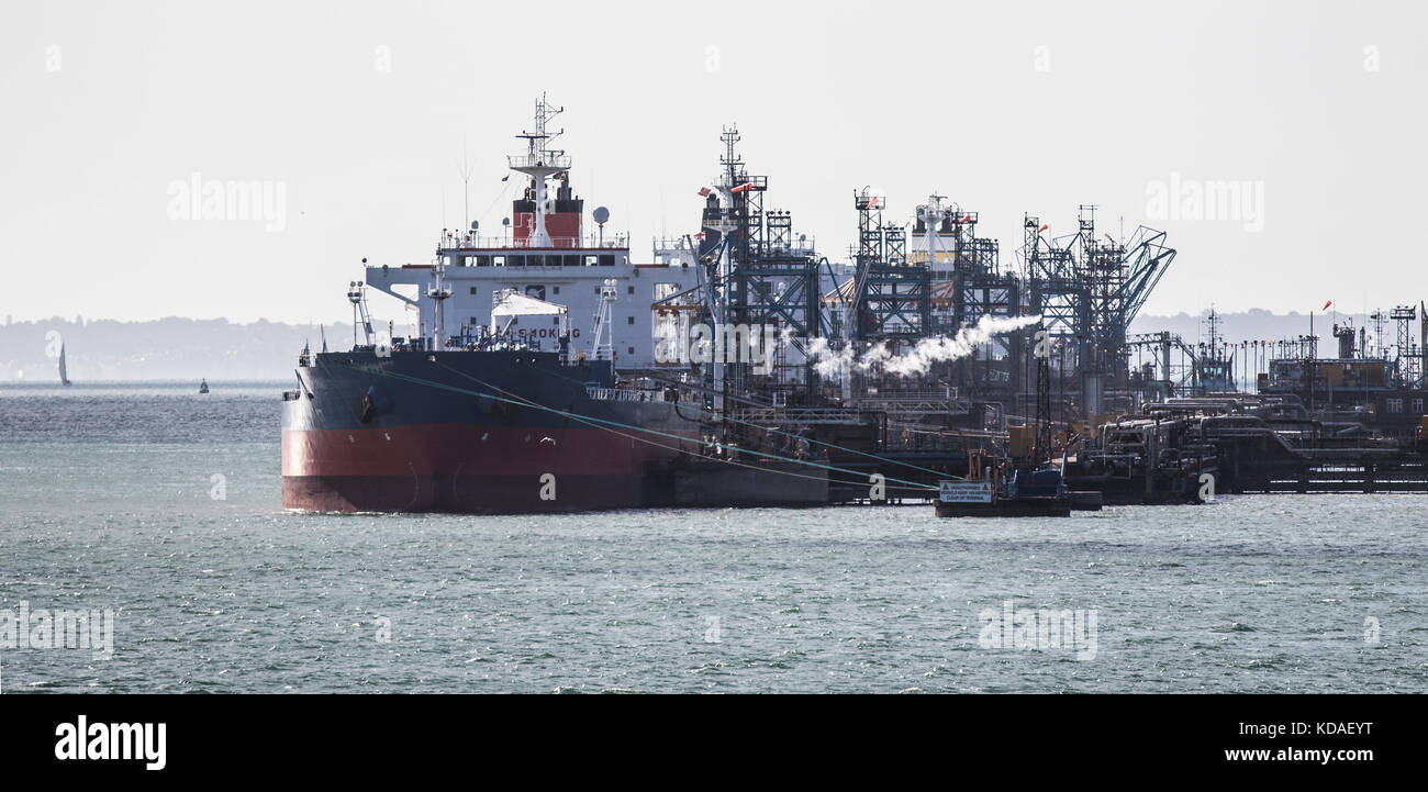 Schiffe in fawley Raffinerie Southampton entladen Stockfoto