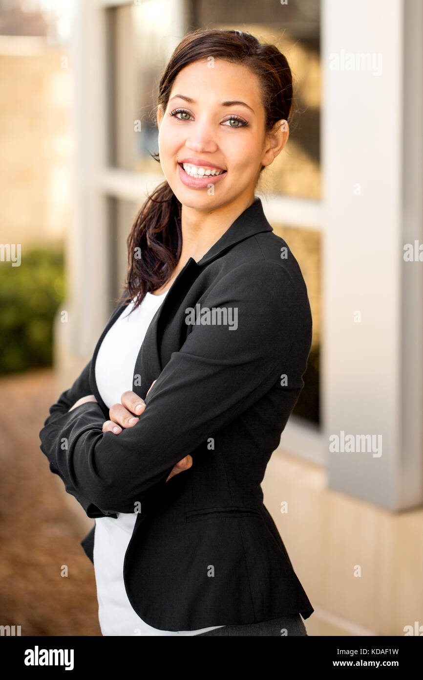 Business woman außerhalb eines Bürogebäudes. Stockfoto