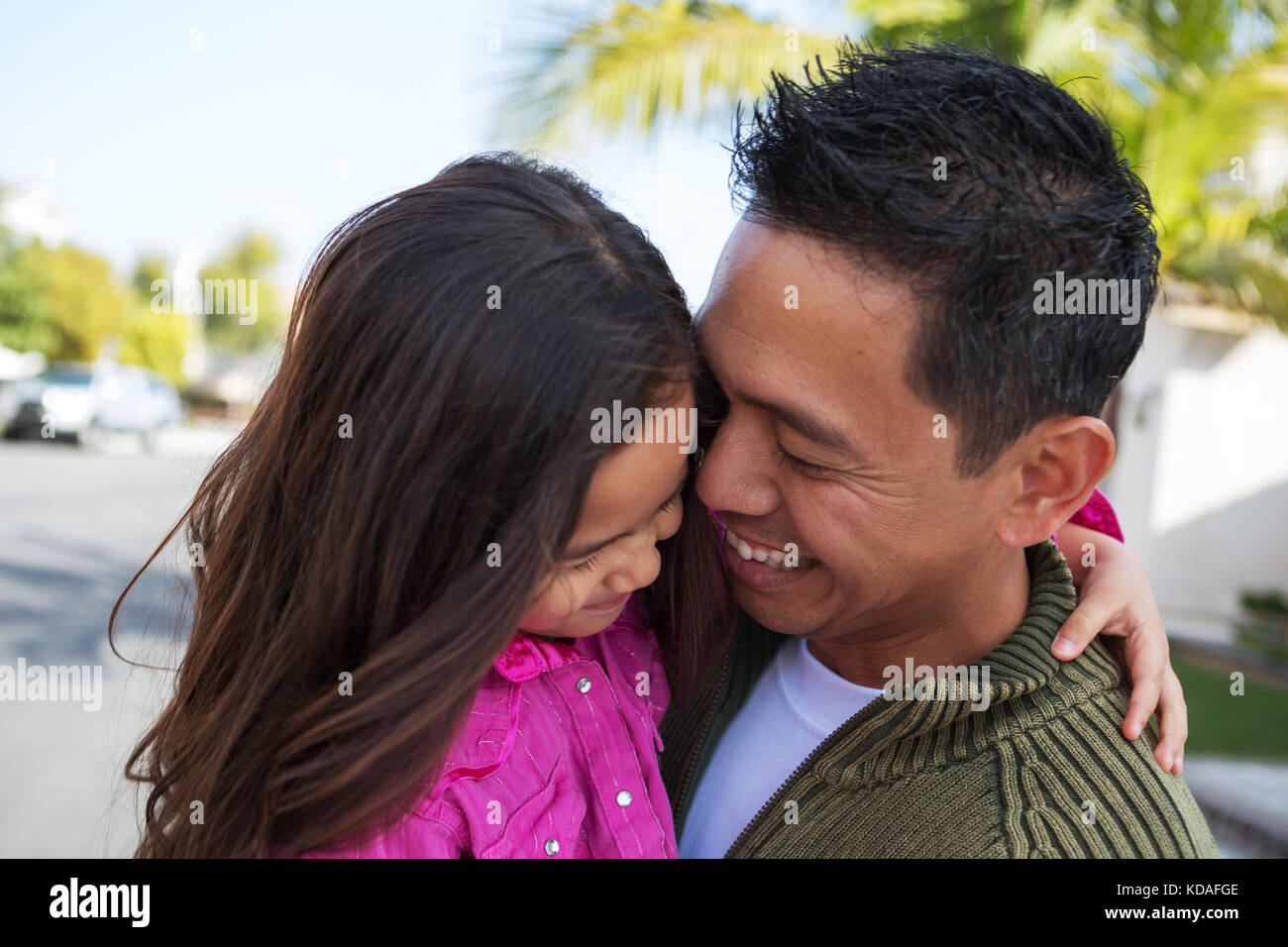 Asiatische Vater mit seiner Tochter. Stockfoto