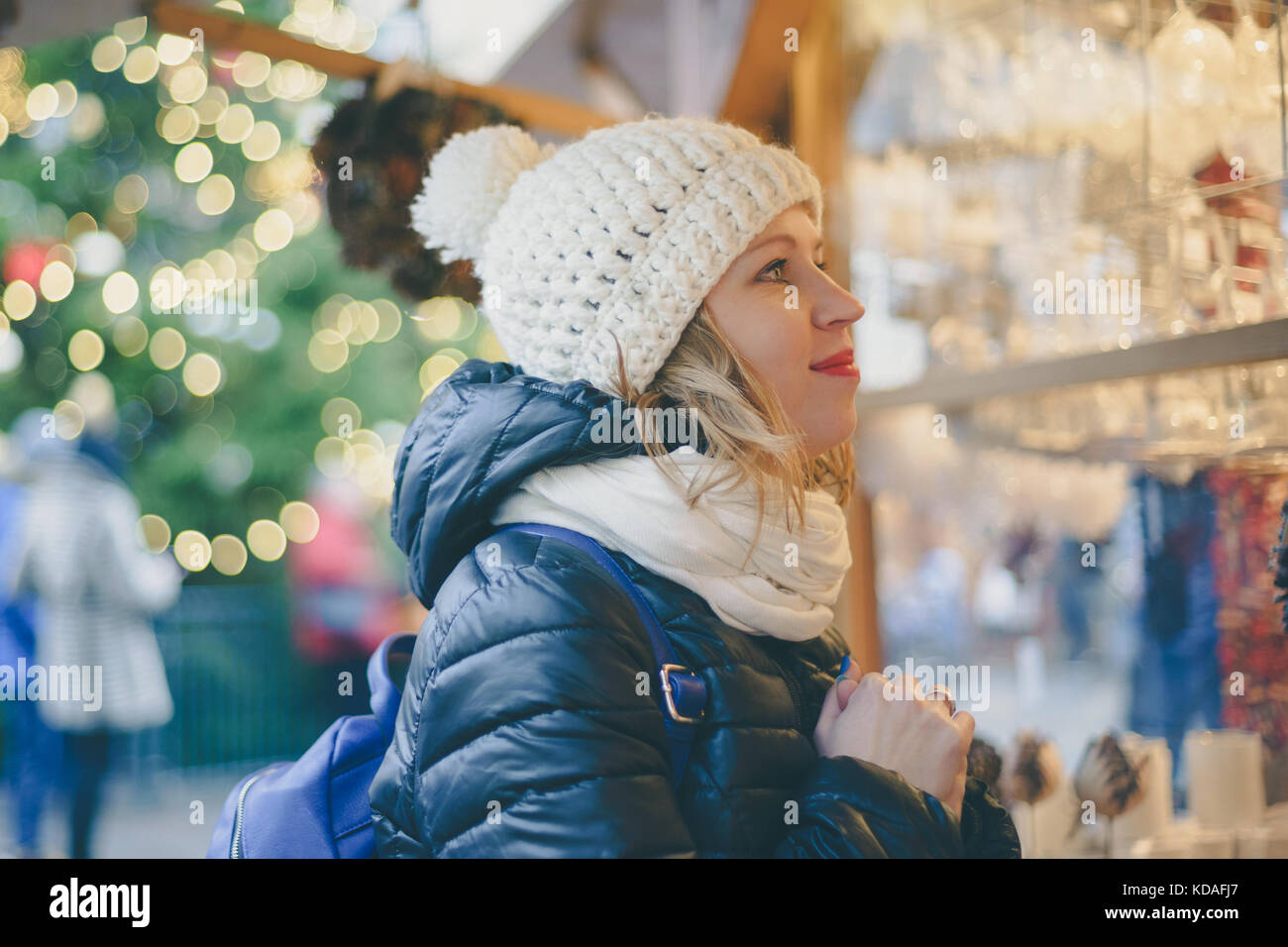 Junge weibliche Holiday präsentiert sich auf der Weihnachtsmarkt auf der Suche Stockfoto