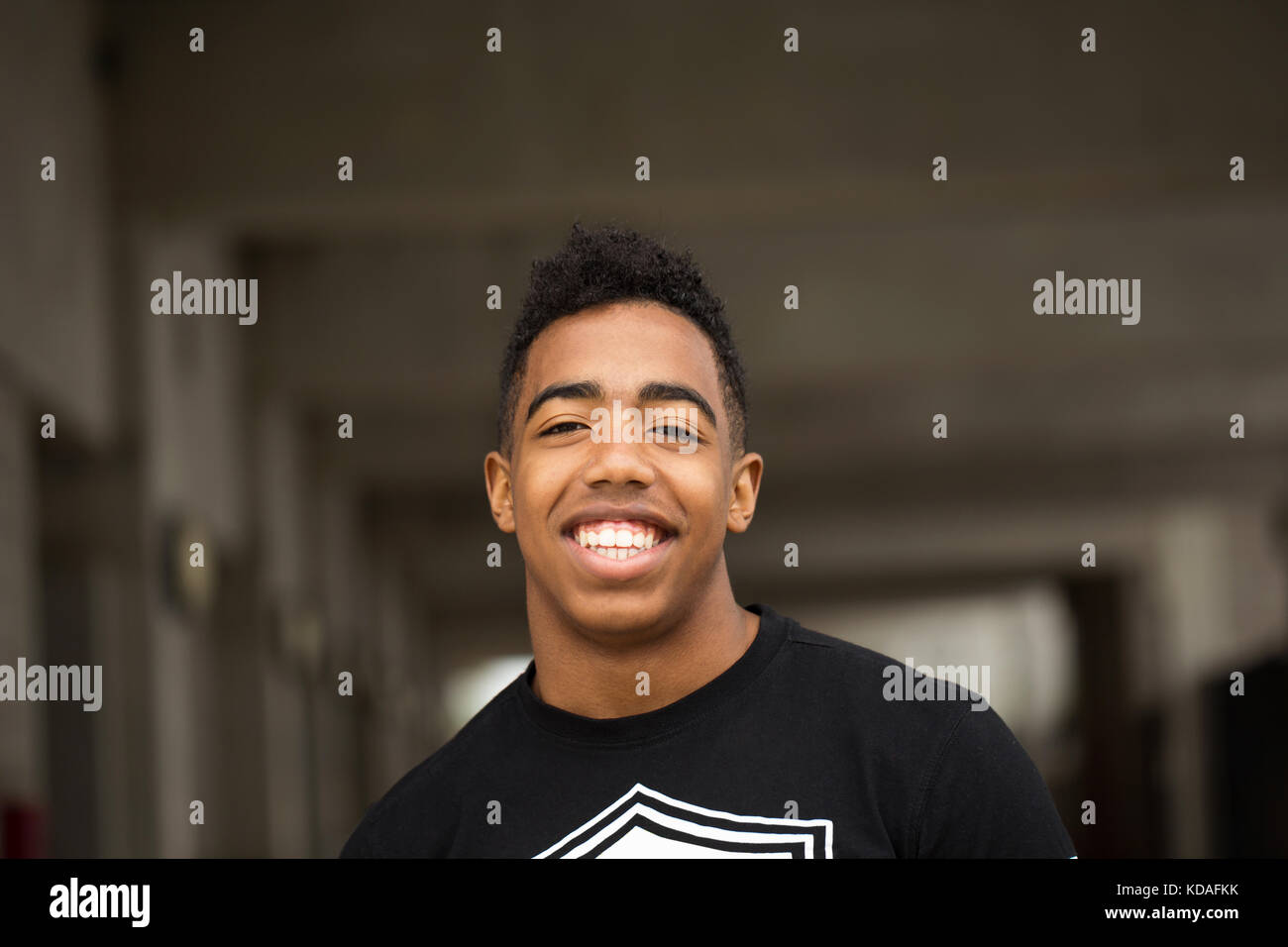 Afrikanische amerikanische Teenager lächelnd. Stockfoto