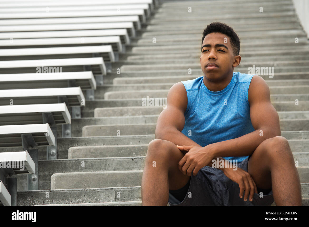 Junge afrikanische Amerian jugendlicher Sportler denken über seine Zukunft. Stockfoto