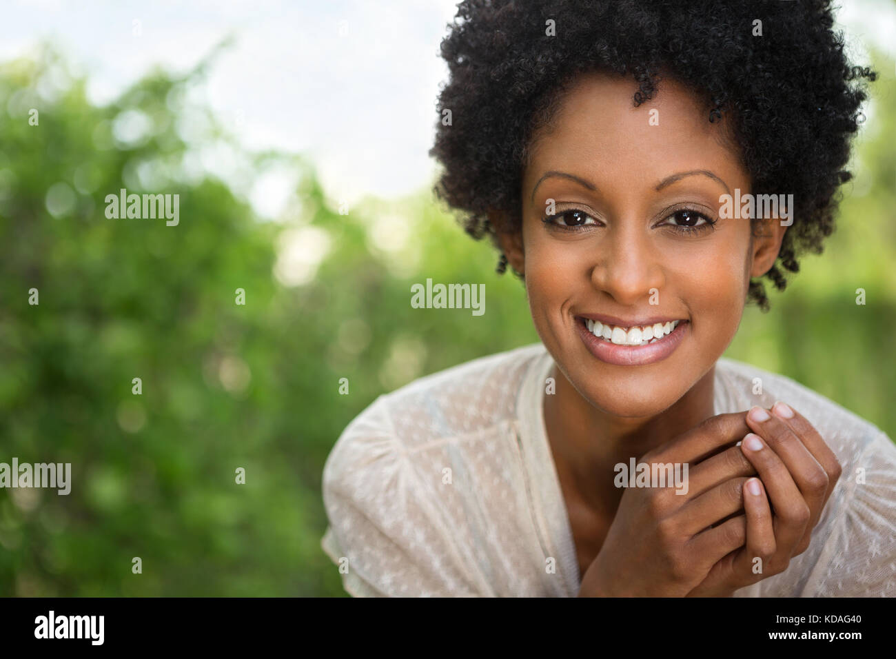 Schöne Frau lächelnd außerhalb. Stockfoto