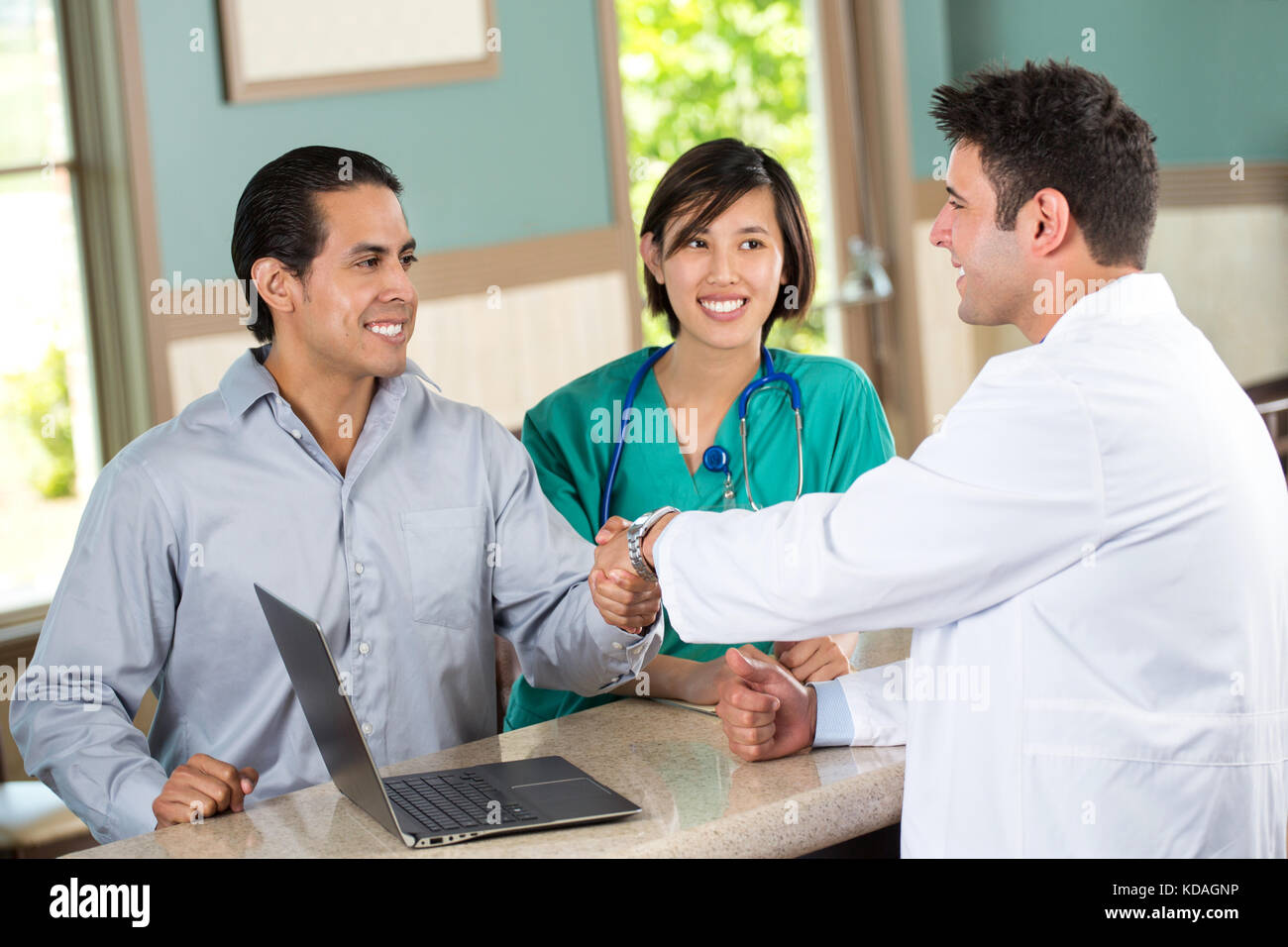 Das medizinische Team im Gespräch mit Patienten. Stockfoto