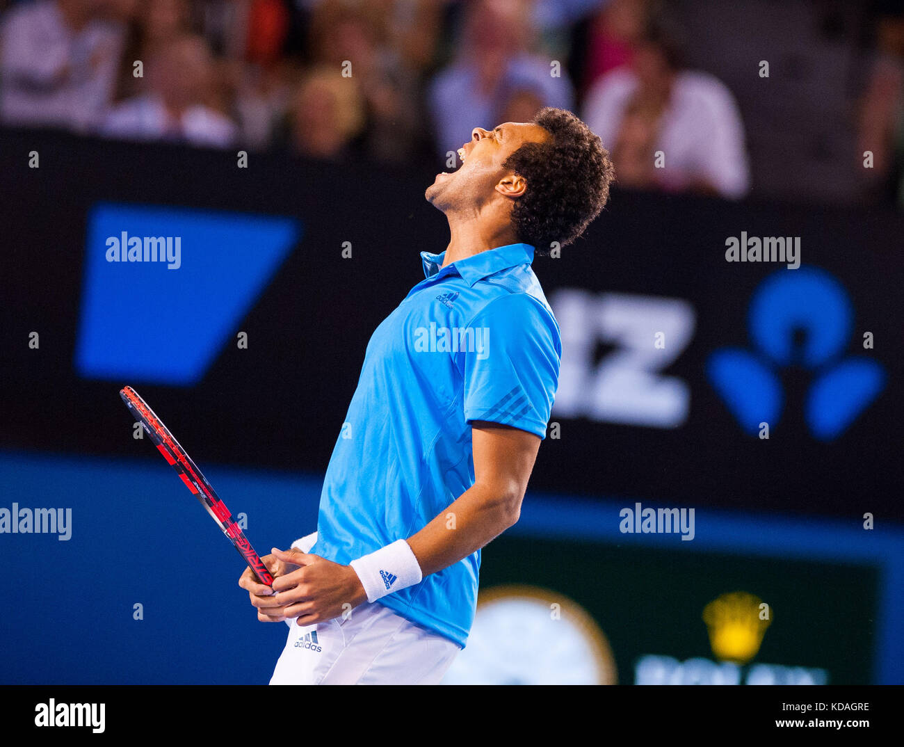 Jo-wilifried Tsonga konfrontiert. r Federer (SUI) der vierten Runde der Australian Open 2014 Männer singles. Als Grudge Match zwischen den Rivalen in Rechnung gestellt, federe Stockfoto