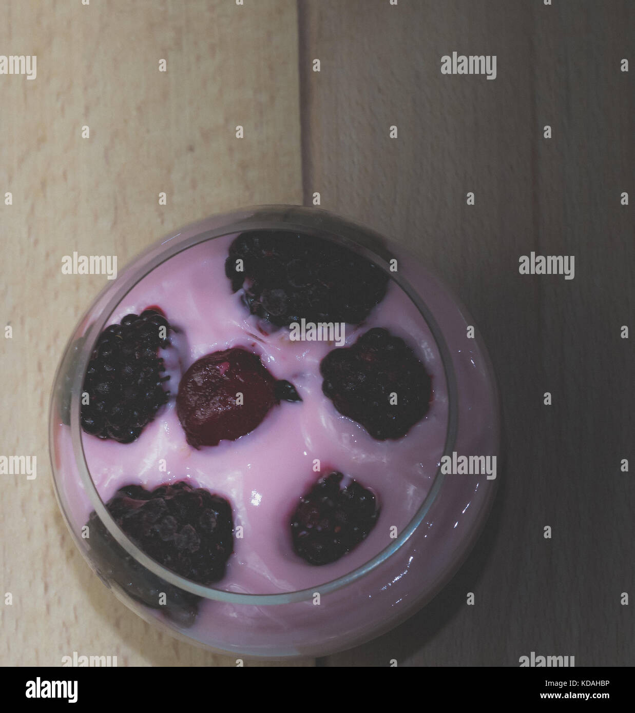 Obst Joghurt mit Brombeeren. Oberschale, Holz- Oberfläche Stockfoto