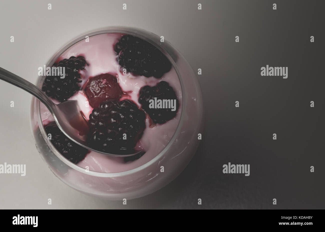 Obst Joghurt mit Brombeeren. Oberschale, weiße Oberfläche Stockfoto