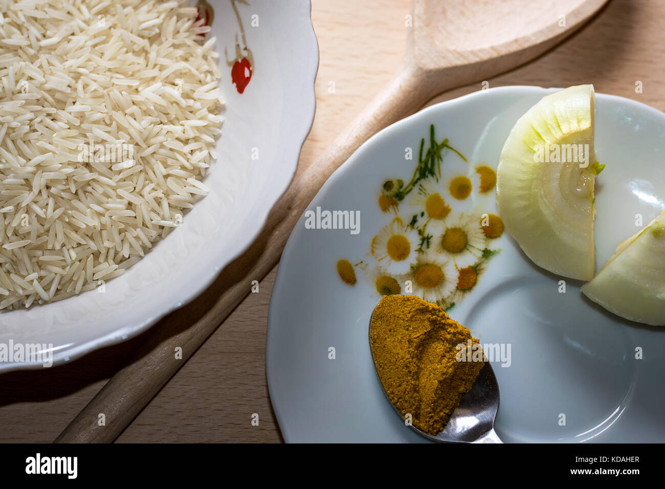 Basmati Reis mit Curry Pulver und eine in Scheiben geschnittene Zwiebel, Ansicht von oben Stockfoto