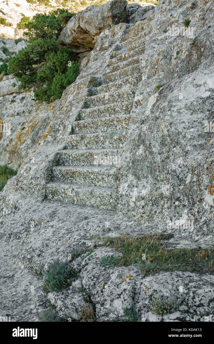 Antike Treppe sculpted auf Felsen, vertikalen Zusammensetzung Stockfoto