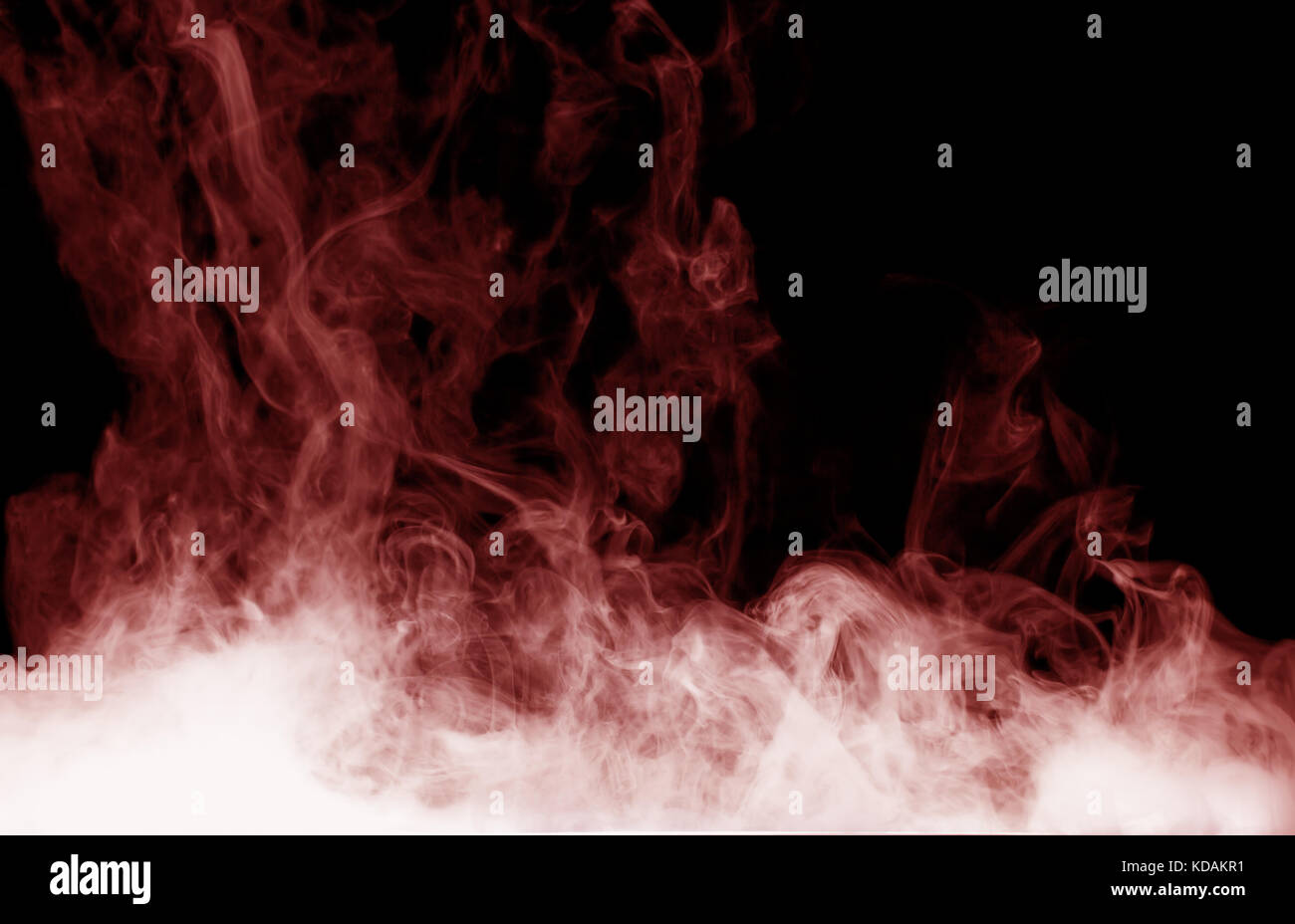 Red Smoke auf dem schwarzen Hintergrund. Stockfoto
