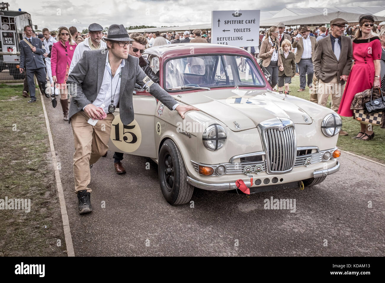 Bonhams' 1959 Riley One-Point-Five wird beim Goodwood Revival 2017, Sussex, UK, durch das Fahrerlager geschoben. Teilnehmer der St. Mary's Trophäe. Stockfoto