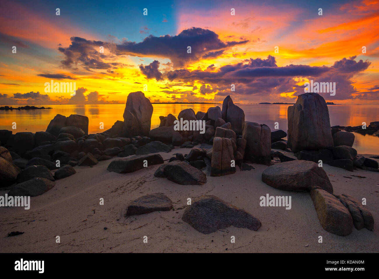 Felsen am Strand bei Sonnenuntergang, Bintan, Tanjung Pintang, Riau Islands, Indonesien Stockfoto