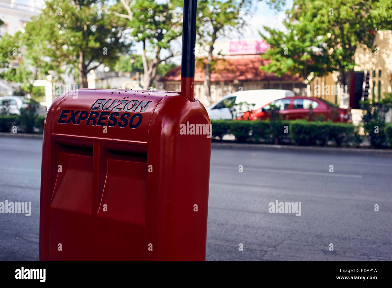 Red express Mailbox auf Paseo de Montejo Avenue in Merida, Yucatan, Mexiko Stockfoto