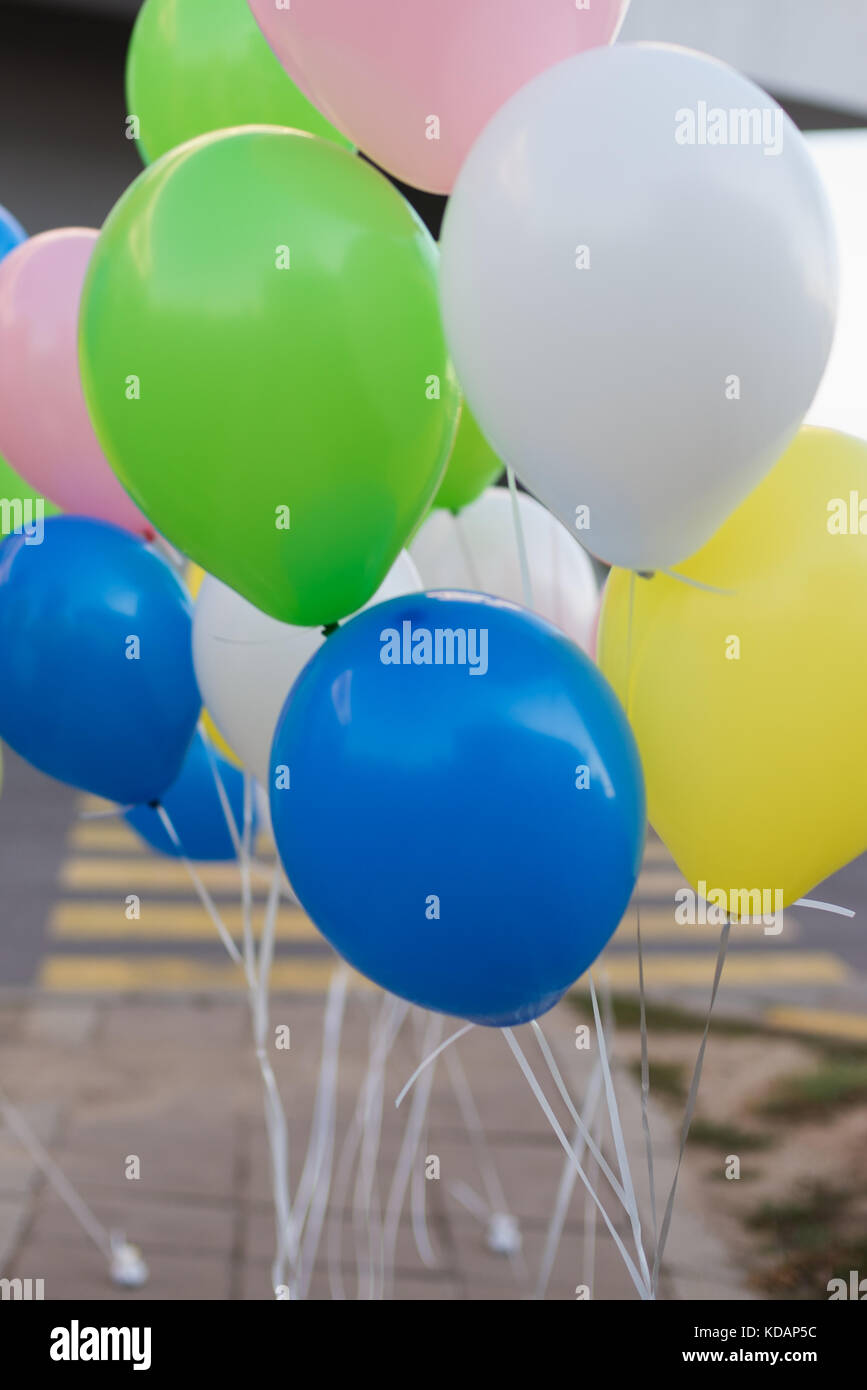 Trauben von bunten Luftballons Stockfoto