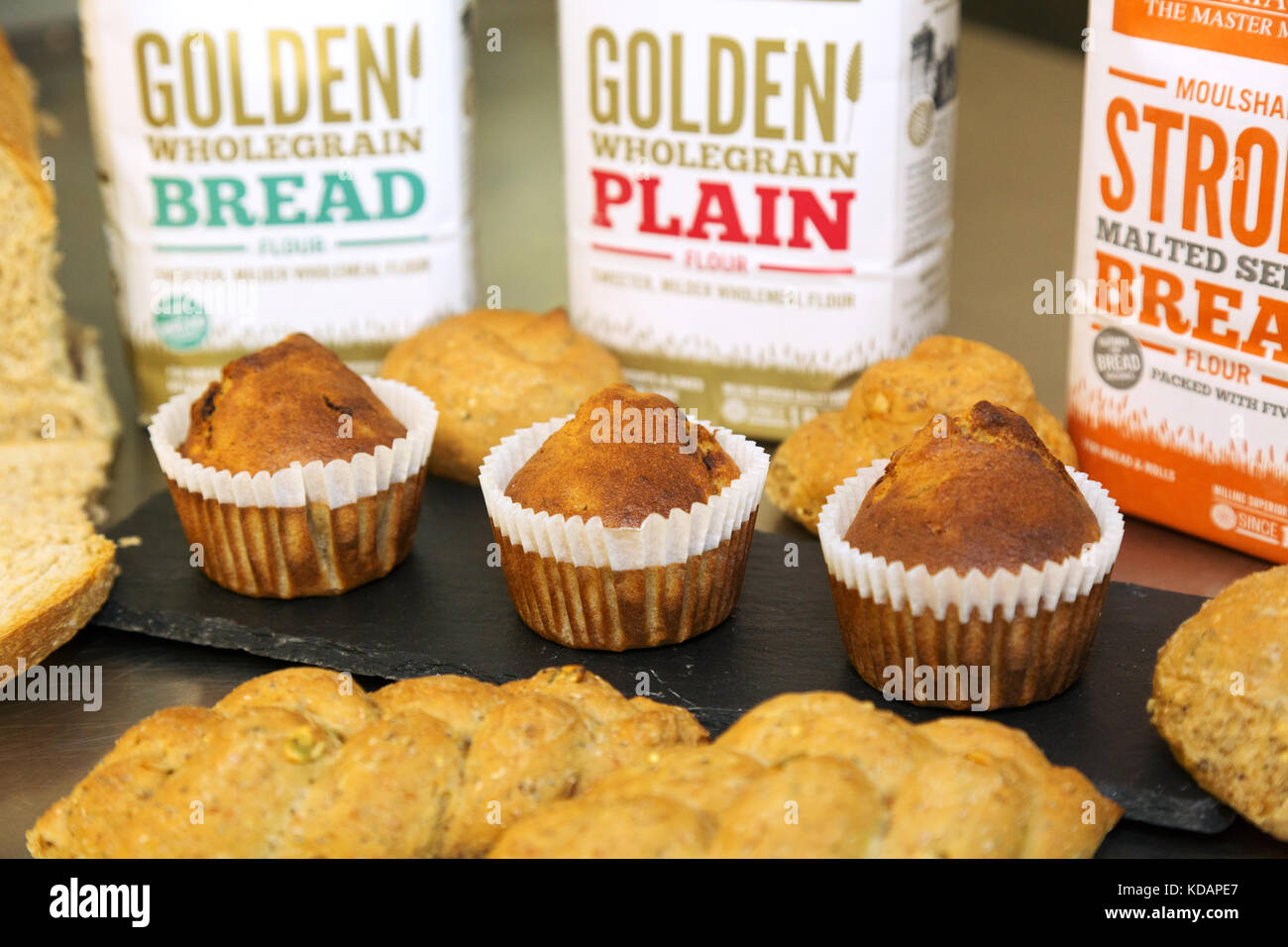 Backen - Brot, Muffins und Mehl; UK Stockfoto