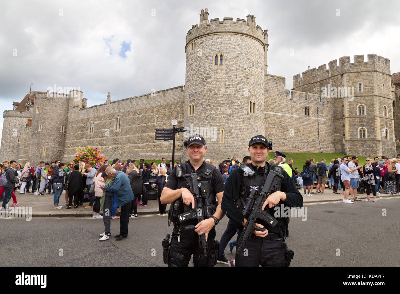 Windsor Castle Security, zwei bewaffnete Polizeibeamte im Dienst in Windsor Castle, Windsor, Großbritannien Stockfoto