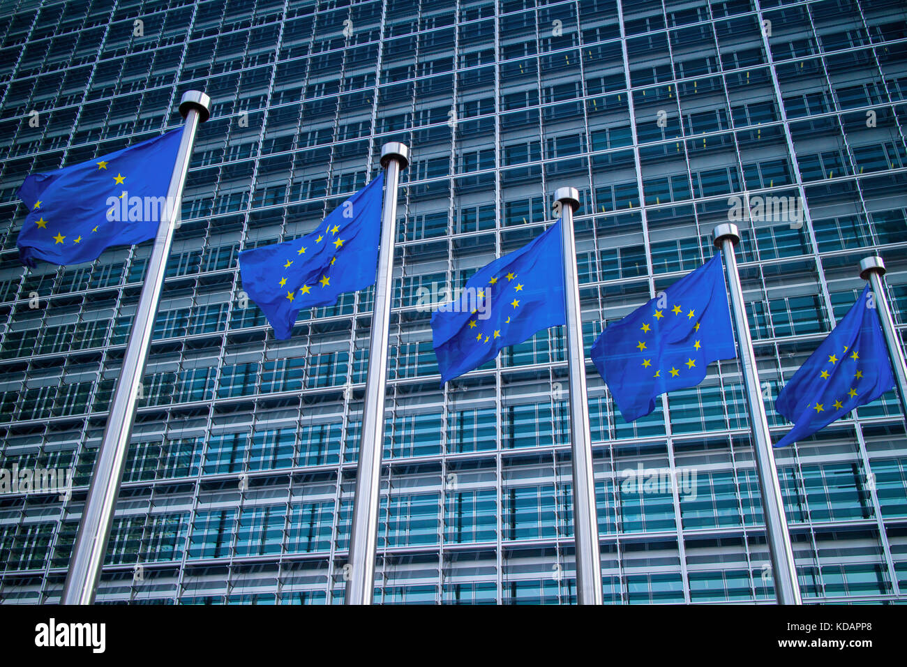 Europaflaggen vor dem Berlaymont-Gebäude, dem Sitz der Europäischen Kommission in Brüssel. Stockfoto