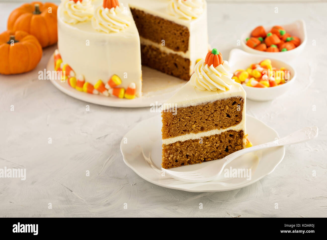 Pumpkin Spice geschichteten Kuchen mit Cream Cheese frosting Stockfoto