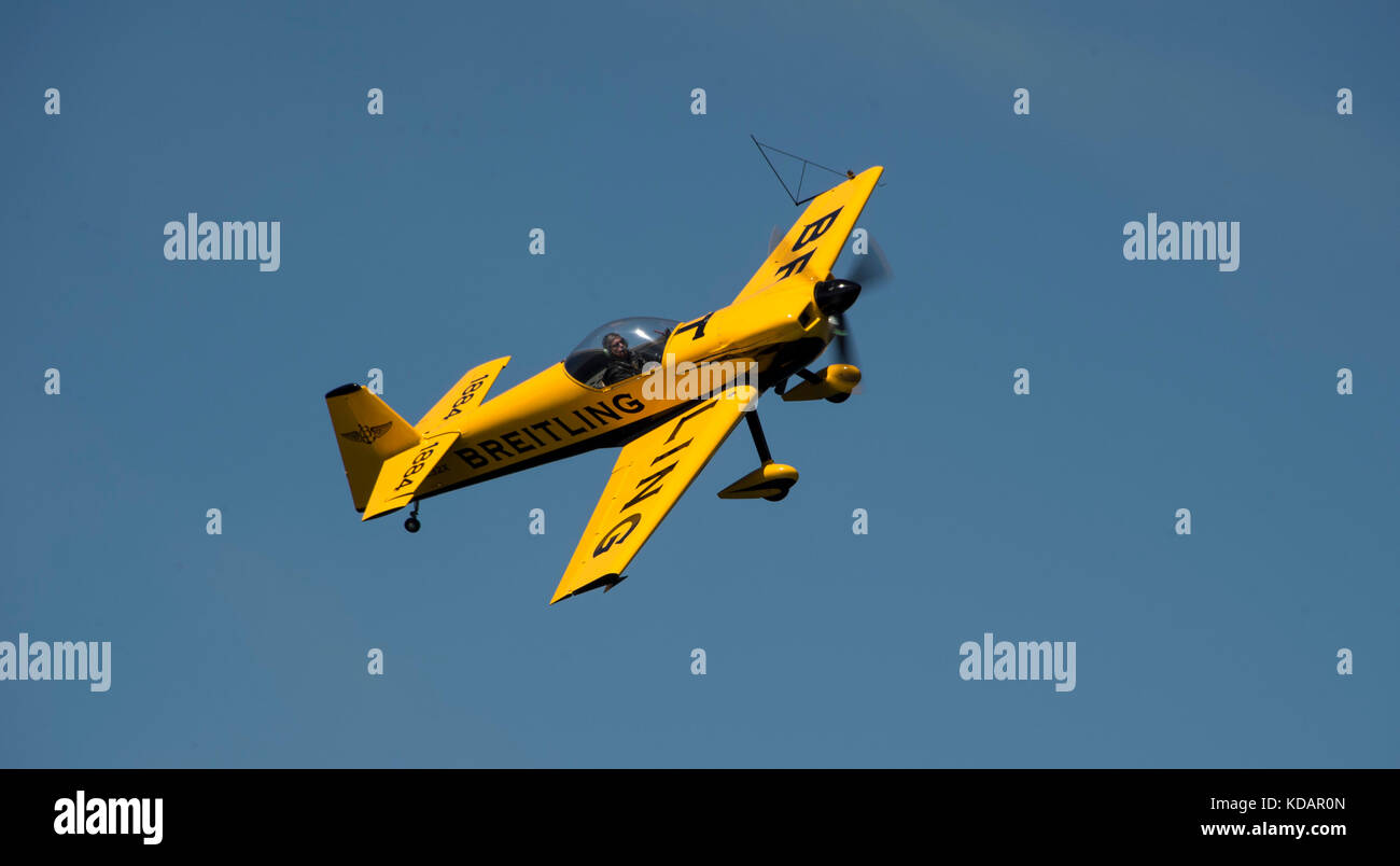 Breitling - geförderte Pilotprojekt und ehemalige Weltrekord aerobatic Champion David Martin, fliegt eine CAP-232 am 2017 Breitling Huntington Beach Air Show Stockfoto